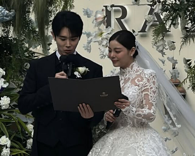 에일리와 최시훈이 사랑의 서약을 읽고 있다. / 고원희 SNS 캡처