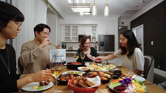 외국인이 종가 김치를 즐기는 모습 [대상그룹 제공]