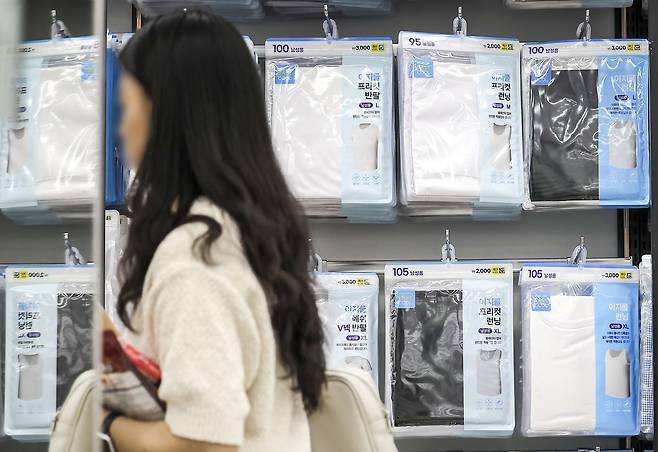 지난해 서울시내 다이소 매장에 초저가 냉감의류 ‘이지쿨’ 상품이 진열돼 있다. [뉴시스]