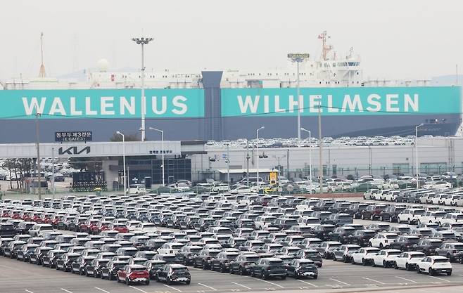 경기도 평택항에서 수출 대기 중인 자동차들이 주차돼 있다.   [연합]
