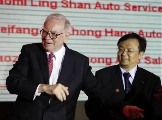 워런 버핏 버크셔 해서웨이 회장(왼쪽)과 왕촨푸 BYD 회장  [AP]