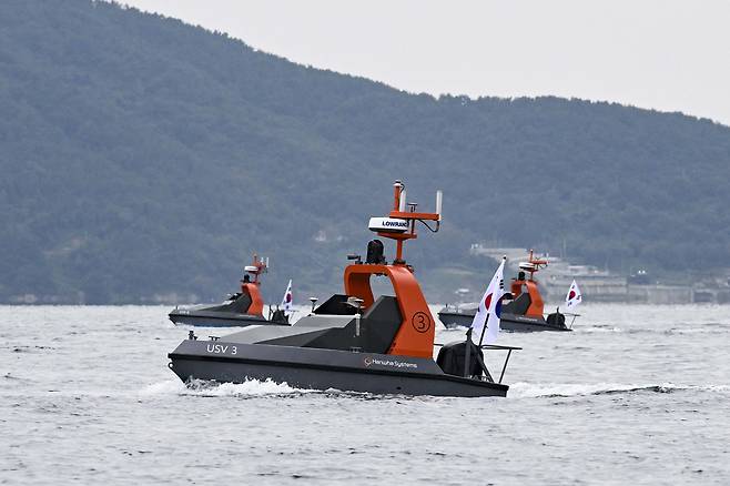 해군의 미래 전장을 대비한 유·무인 복합전투체계인 ‘네이비 시 고스트’(Navy Ghost)의 핵심인 ‘전투용 무인수상정’(USV) 2차 개념설계를 HD현대중공업이 맡았다. 군집 무인수상정의 방호전투를 위한 기동장면. 사진은 기사와 무관. [헤럴드DB]