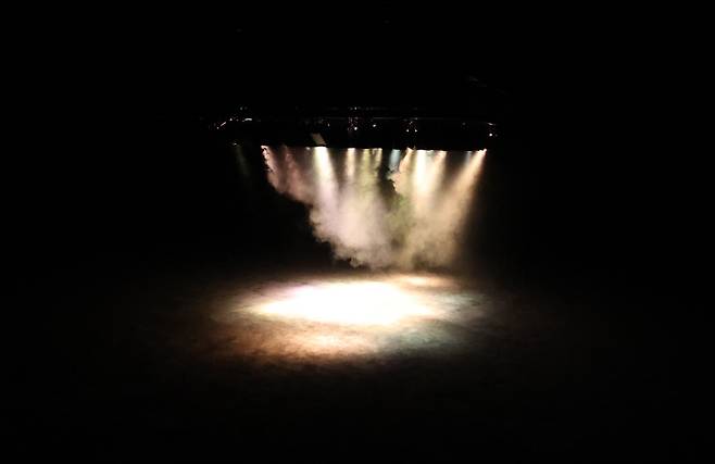 캐논코리아 ‘파워샷(PowerShot) V1’으로 어두운 전시장에서 작품을 촬영한 모습.  [캐논 코리아 유튜브]