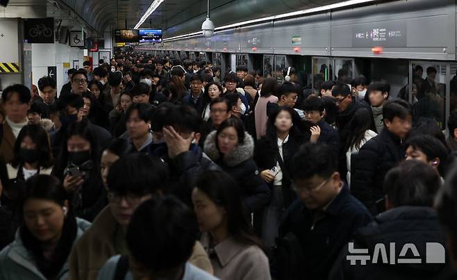 [서울=뉴시스] 황준선 기자 = 서울에 대설특보가 발효된 지난해 11월27일 오전 서울 종로구 지하철 5호선 광화문역이 시민들로 붐비고 있다. 2024.11.27. hwang@newsis.com