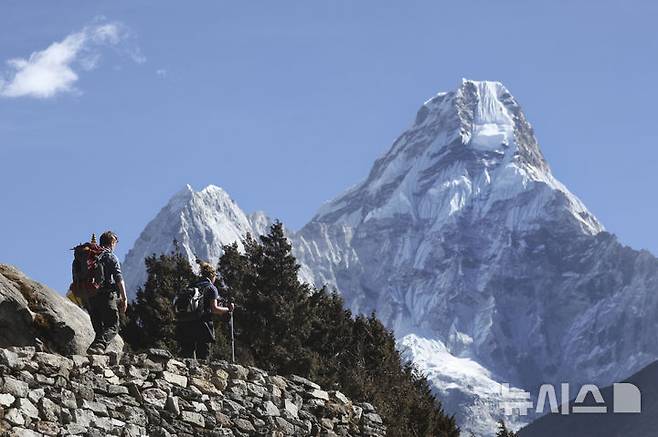 [서울=뉴시스] 네팔 팡보체 베이스캠프 쪽에서 바라본 에베레스트산
