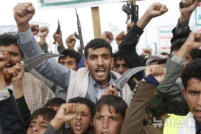 [ 사나( 예멘)=신화/뉴시스] 예멘 수도 사나에서 4월 18일  무기를 든 시위대가 전날 미군이  호데이다주의 급유항 라스 이사에서 폭격과 민간인 살상을 한 데에 항의하는 구호를 외치고 있다.  미군은 20일에도 사나 시내 시장을 폭격해 수많은 사상자가 발생했다.  2024.04. 21.