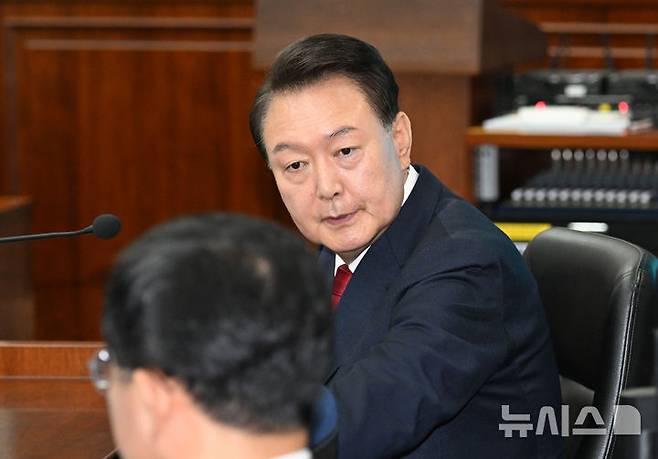 [서울=뉴시스] 사진공동취재단 = 윤석열 전 대통령이 21일 서울 서초동 서울중앙지법에서 열린 내란 우두머리 혐의 형사재판 2번째 공판에 출석해 있다. 2025.04.21. photo@newsis.com