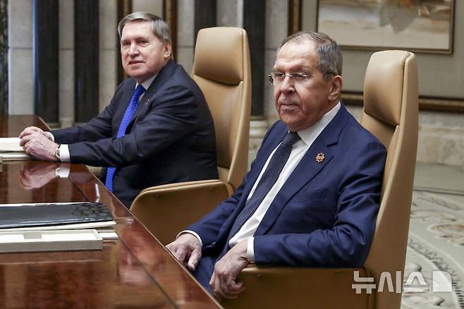 [리야드(사우디아라비아)=AP/뉴시스]러시아가 과거 소련이 나치 독일을 격퇴한 전승 80주년 기념일을 앞두고 유럽을 겨냥한 '나치' 비난 공세를 이어가고 있다. 사진은 세르게이 라브로프 러시아 외무장관(오른쪽)과 유리 우샤코프 블라디미르 푸틴 러시아 대통령의 외교정책 보좌관(왼쪽)이 지난 2월18일 사우디아라비아 리야드에서 열린 미러회담에 참석한 모습. 2025,03,13,