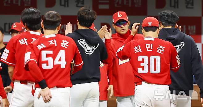 [서울=뉴시스] 박주성 기자 = 30일 오후 서울 구로구 고척스카이돔에서 열린 프로야구 2025 KBO리그 SSG 랜더스 대 키움 히어로즈의 경기, SSG가 키움에게 8대2로 승리 후 이숭용 감독이 선수들과 기쁨을 나누고 있다. 2025.03.30. park7691@newsis.com