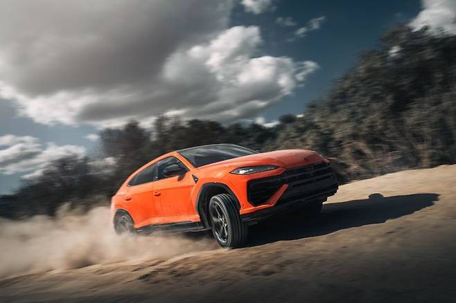 [서울=뉴시스] 경제 불황과 이른바 '연두색 번호판' 제도 시행 여파로 한동안 부진했던 국내 수입 슈퍼카 시장이 점차 회복세를 보이고 있다. 사진은 람보르기니 우루스 SE. (사진=오토모빌리 람보르기니 제공) 2024.10.10 photo@newsis.com *재판매 및 DB 금지  *재판매 및 DB 금지