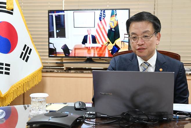 [서울=뉴시스] 최진석 기자 = 최상목 대통령 권한대행 부총리 겸 기획재정부 장관이 28일 서울 종로구 정부서울청사에서 스콧 베센트 신임 미국 재무장관과 화상면담을 하고 있다. (사진=기획재정부 제공) 2025.02.28. photo@newsis.com *재판매 및 DB 금지