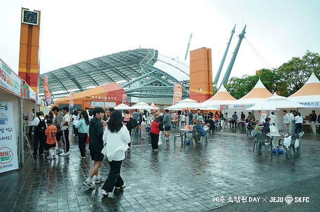프로축구 K리그1 제주SK FC가 20일 열린 포항 스틸러스와의 홈 경기(2-0 승)에서 '제주를 만드는 사람들, 제주 조합원 DAY'를 개최했다. 2025.04.21. (사진제=제주SK FC) photo@newsis.com *재판매 및 DB 금지