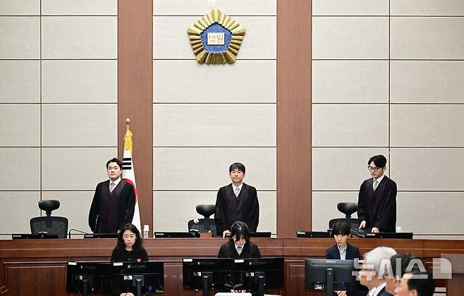 [서울=뉴시스] 사진공동취재단 = 지귀연 부장판사(가운데)가 윤석열 전 대통령의 내란 우두머리 혐의 재판을 하기 위해 21일 오전 서울 서초구 서울중앙지법 417호 법정으로 들어오고 있다. 2025.04.21. photo@newsis.com