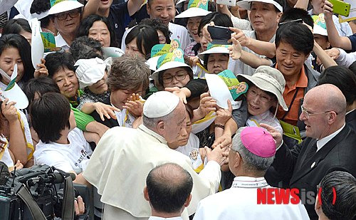 【대전=뉴시스】사진공동취재단 = 프란치스코 교황(88)이 21일(현시 시간) 선종했다. 사진은 프란치스코 교황이 2014년 8월15일 대전월드컵경기장에서 열린 성모승천대축일 미사에 참석해 세월호 유가족들을 위로하는 모습. 2014.08.15. photo@newsis.com