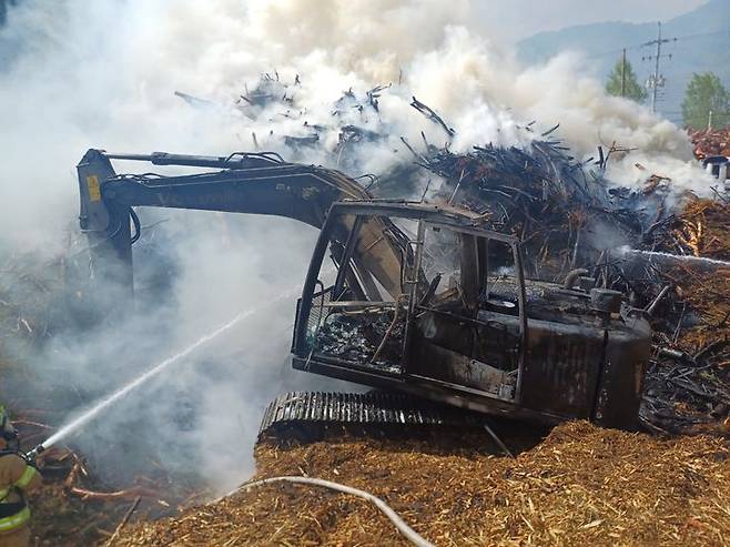 [천안=뉴시스] 21일 오후 2시25분께 충남 천안시 안서동의 한 폐목재 파쇄공장에서 작업 중이던 굴삭기에서 불이 나 현장에 출동한 소방대원들이 진화에 나서고 있다. (사진=천안동남소방서 제공) 2025.04.21. photo@newsis.com *재판매 및 DB 금지