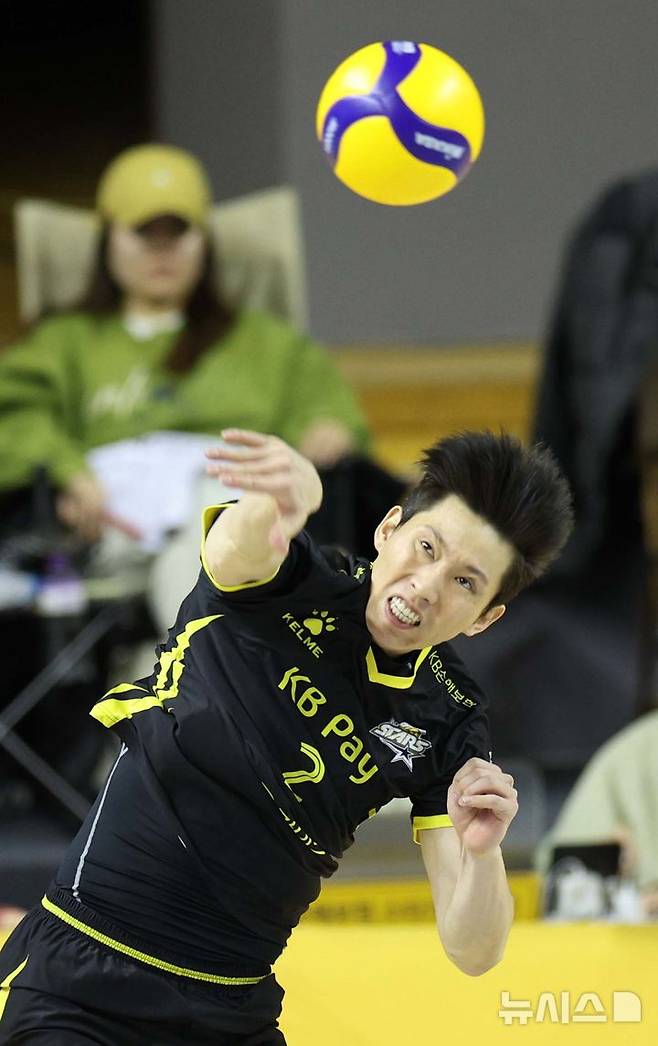 [의정부=뉴시스] 고범준 기자 = 5일 경기도 의정부시 경민대학교 기념관(체육관)에서 열린 2024-2025 V-리그 남자부 KB손해보험 스타즈와 현대캐피탈 스카이워커스의 경기, KB손해보험 황택의가 서브를 넣고 있다. 2025.02.05. bjko@newsis.com