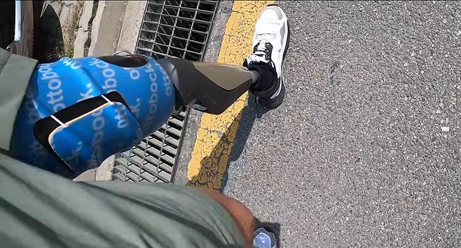 의족을 찬 채 교육장으로 향하는 유튜버 [사진 출처 = CJ PARK 유튜브 캡처]