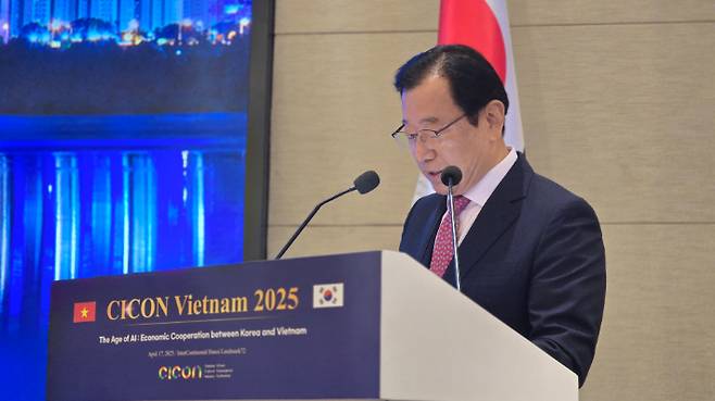 '스마트 그린 시티 하남'을 주제로 'CICON Vietnam 2025' 오전 세션에 참석한 이현재 하남시장. 하남시 제공