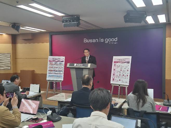 이준승 부산시 행정부시장이 대선 공약 과제를 발표하고 있다. 부산시 제공