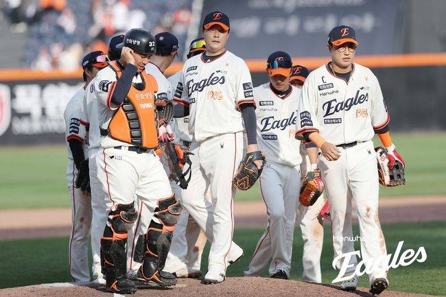 한화 선수들이 20일 대전 NC전 승리 후 기뻐하고 있다. /한화 이글스 제공