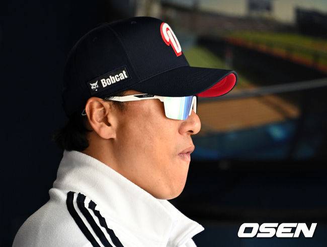 [OSEN=잠실, 이대선 기자] 챔피언이 드디어 깨어난다.&nbsp;프로야구 KIA 타이거즈는 20일 서울 잠실구장에서 열린 2025 신한 SOL뱅크 KBO리그 두산 베어스와의 시즌 3차전에서 6-2로 승리했다.&nbsp;KIA는 2연승을 달리며 주중 KT 위즈 3연전에 이어 2연속 위닝시리즈에 성공했다. 시즌 11승 12패. 반면 2연패에 빠진 두산은 9승 13패가 됐다.&nbsp;두산 이승엽 감독이 그라운드를 바라보고 있다. 2025.04.20 /sunday@osen.co.kr