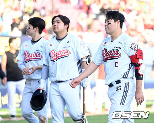 [OSEN=잠실, 이대선 기자] 챔피언이 드디어 깨어난다.&nbsp;프로야구 KIA 타이거즈는 20일 서울 잠실구장에서 열린 2025 신한 SOL뱅크 KBO리그 두산 베어스와의 시즌 3차전에서 6-2로 승리했다.&nbsp;KIA는 2연승을 달리며 주중 KT 위즈 3연전에 이어 2연속 위닝시리즈에 성공했다. 시즌 11승 12패. 반면 2연패에 빠진 두산은 9승 13패가 됐다.&nbsp;두산 양의지가 인사 후 경기장을 나가고 있다. 2025.04.20 /sunday@osen.co.kr