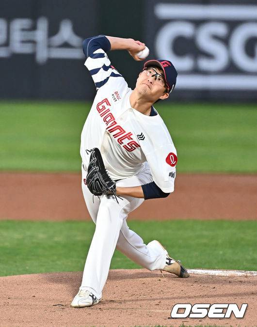 [OSEN=부산, 이석우 기자] 17일 부산 사직야구장에서 2025 신한 SOL 뱅크 KBO 리그 롯데 자이언츠와 키움 히어로즈의 경기가 열렸다. 홈팀 롯데는 박세웅, 방문팀 키움은 김윤하가 선발 출전했다.롯데 자이언츠 선발 투수 박세웅이 역투하고 있다. 2025.04.17 / foto0307@osen.co.kr