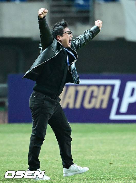 [OSEN=광주, 김성락 기자] 기적의 극장골이 터진 광주FC가 K리그의 마지막 자존심을 지켰다.&nbsp;광주FC는 12일 광주월드컵경기장에서 개최된 ‘2025 아시아챔피언스리그엘리트 16강 2차전’에서 비셀고베를 3-0으로 이겼다. 지난 5일 고베원정에서 0-2로 패했던 광주는 합산 스코어 3-2로 뒤집으며 8강 진출을 확정지었다. &nbsp;승리가 확정된 순간 광주 이정효 감독이 기뻐하고 있다. 2025.03.12 / ksl0919@osen.co.kr