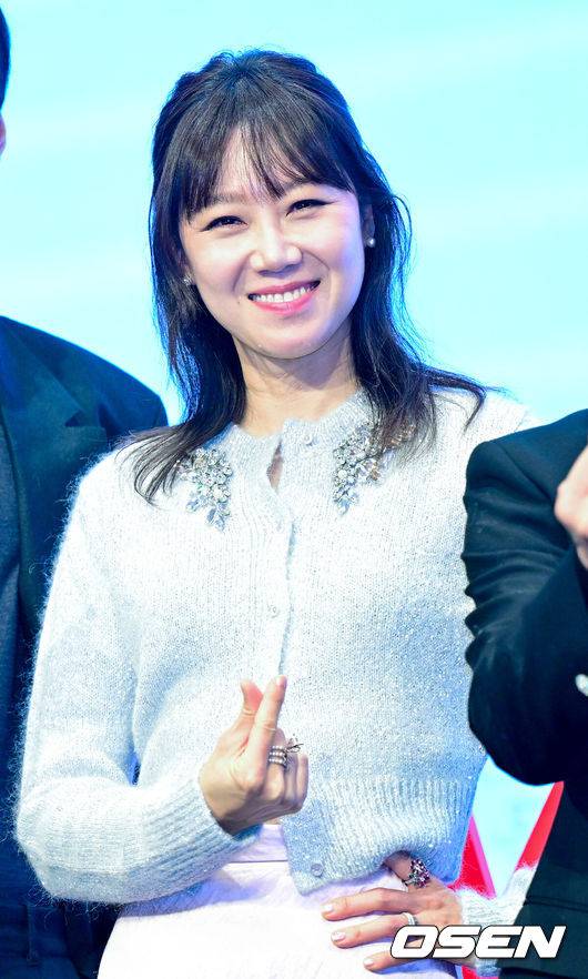 [OSEN=최규한 기자] 18일 오후 서울 신도림동 더 세인트 그랜드볼룸에서 tvN 새 토일드라마 '별들에게 물어봐' 제작발표회가 열렸다.‘별들에게 물어봐’는 무중력 우주정거장에서 일하는 보스 이브와 비밀스러운 미션을 가진 불청객 공룡의 지구 밖 생활기를 그리는 드라마다.배우 공효진이 포토타임을 하고 있다. 2024.12.18 / dreamer@osen.co.kr