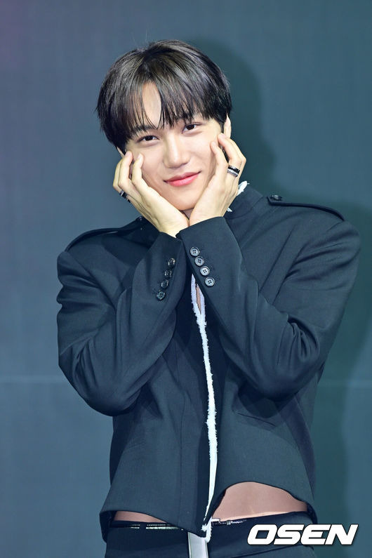 [OSEN=민경훈 기자] 그룹 엑소(EXO)의  멤버 카이 네 번째 미니앨범 '웨이트 온 미(Wait On Me)' 발매 쇼케이스가 21일 오후 서울 광장동 예스24라이브홀에서 열렸다.쇼집해제 후 첫 컴백 앨범인 '웨이트 온 미'에는 타이틀 곡 '웨이트 온 미'를 포함해 '어덜트 스윔'(Adult Swim), '월스 돈트 토크'(Walls Don't Talk), '프레셔'(Pressure) 등 총 7곡이 담겼다.엑소 카이가 무대 위에서 포토타임을 하고 있다. 2025.04.21 / rumi@osen.co.kr