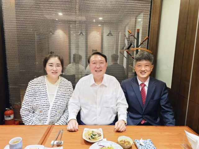 ▲김계리 변호사(왼쪽)와 윤석열 전 대통령(가운데), 배의철 변호사(오른쪽). ⓒ김 변호사 페이스북 캡처