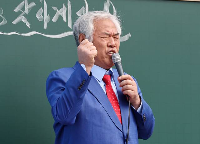 ▲전광훈 사랑제일교회 목사가 6일 서울 동화면세점 앞에서 열린 광화문 주일 연합예배에서 설교하고 있다. ⓒ연합뉴스