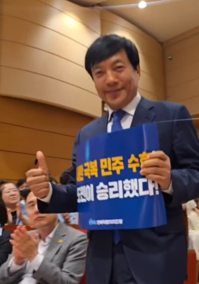 ▲더불어민주당 이성윤 전북 의원(전주을)이 4월 19일 오후 전북 전주시 완산구 서학로에 있는 전주교대에서 열린 '탄핵보고 및 민생회복 결의 대회'에 참석하고 있다. ⓒ이성윤 의원 페이스북
