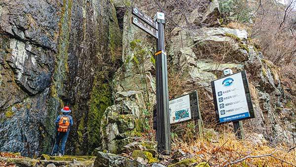 강산폭포는 실낱같은 물줄기만 흐른다. 석벽은 촉촉이 젖어 있는 수준.