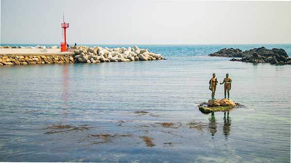 강동누리길에는&nbsp;재미있는 조형물들이 많다. 문무왕과 관련된 것부터&nbsp;이 지역 해녀에 관한 것까지&nbsp;각 조형물마다 이야기를 품고 있어 걷는 길이 지루하지 않다.