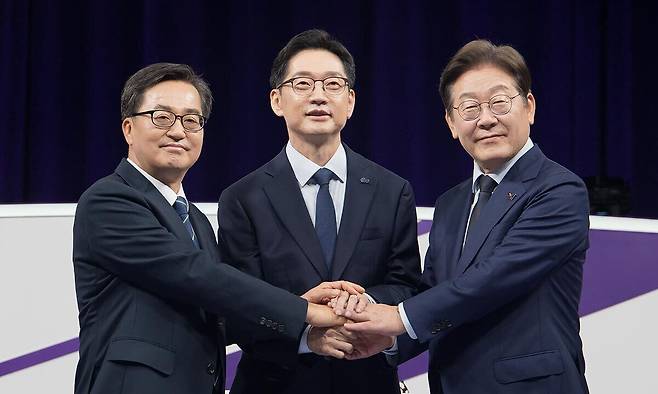 더불어민주당 대선 경선 주자인 이재명(오른쪽부터)·김경수·김동연 후보가 18일 서울 마포구 상암동 MBC에서 첫 TV토론회를 시작하기에 앞서 기념촬영 하고 있다. 국회사진기자단