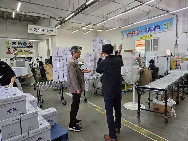 이경원 강원조달청장이 21일 한국지체장애인협회 춘천시장애인근로사업장을 방문해 현장 목소리를 듣고 있다. 강원조달청 제공