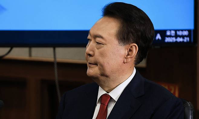 윤석열 전 대통령이 21일 서울 서초구 서울중앙지법에서 열린 내란 우두머리 혐의 형사재판 2차 공판에 출석해 있다. 사진공동취재단