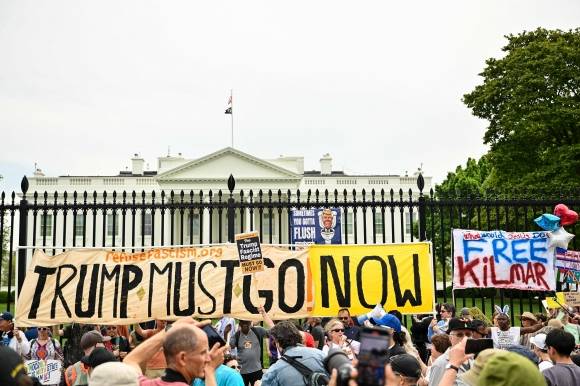 19일(현지시간) 미국 워싱턴DC 백악관 인근에서 도널드 트럼프 행정부에 반대하는 시위가 열리고 있다. 집회 참가자들은 ‘트럼프는 꺼져라’라고 쓰인 플래카드를 들고 연방정부의 불법 이민자 추방, 예산 삭감 등에 반대하는 구호를 외쳤다. ﻿  워싱턴DC AFP 연합뉴스