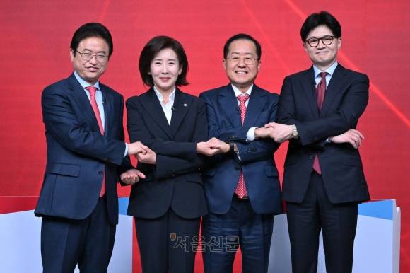 20일 서울 강서구 ASSA아트홀에서 열린 ‘제21대 대통령 후보자 경선 B조 토론회’에 참석한 후보들이 기념촬영을 하고 있다. 왼쪽부터 이철우, 나경원, 홍준표, 한동훈 후보. 2025.4.20 국회사진기자단