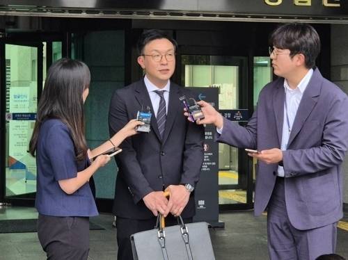 김건희 여사 측 최지우 변호사가 지난해 9월 6일 서울 서초구 대검찰청에서 열린 ‘명품백 의혹’ 사건 관련 검찰 수사심의위원회를 마친 후 취재진의 질문에 답하고 있다. 연합뉴스