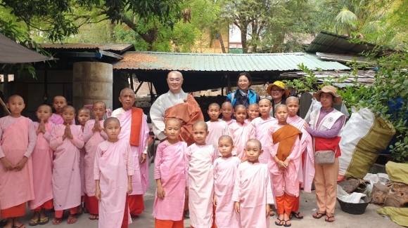 미얀마 지진 피해 사찰을 방문한 선발구호대 모습. 조계종 제공.