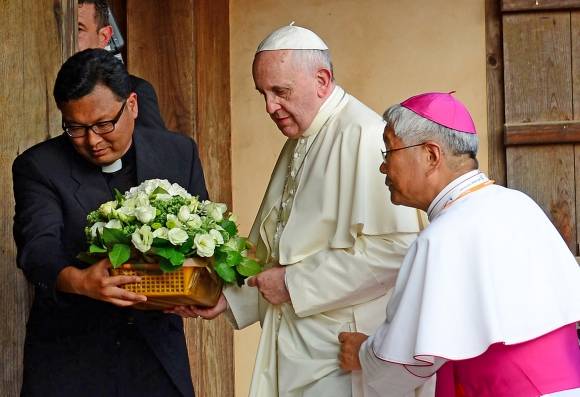 김대건 신부 생가터 찾은 교황 - 프란치스코 교황이 2014년 8월 15일 충남 당진 솔뫼성지 내 김대건 신부 생가터를 찾아 헌화하는 모습. 연합뉴스.