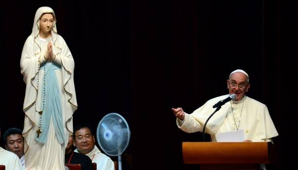 충북 음성 꽃동네 사랑의 연수원에서 수도자들에게 강론하는 교황의 모습. 연합뉴스.