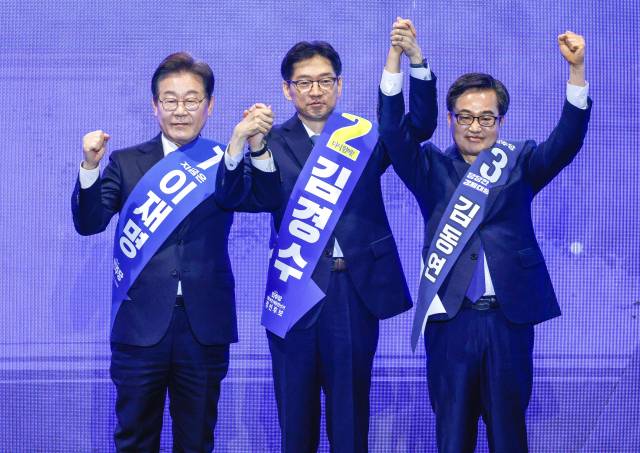 이재명(왼쪽부터), 김경수, 김동연 더불어민주당 대선 예비후보가 20일 경남 울산전시컨벤션센터에서 열린 영남권 합동연설회에 참석해 정견발표에 앞서 기념 촬영하고 있다. 뉴스1