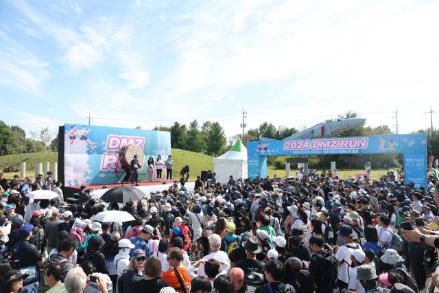 지난해 열린 DMZ OPEN 페스티벌 평화 걷기. 사진 제공=경기도