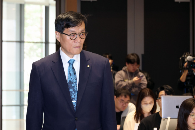 이창용 한국은행 총재가 17일 서울 중구 한국은행 본관에서 열린 금융통화위원회 본회의를 마친 후 통화정책방향 기자 간담회에 참석하고 있다. 사진공동취재단