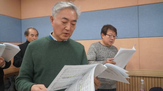 정기 연습에 참여한 윤학수(가운데) 청춘합창단장. 정예지 기자