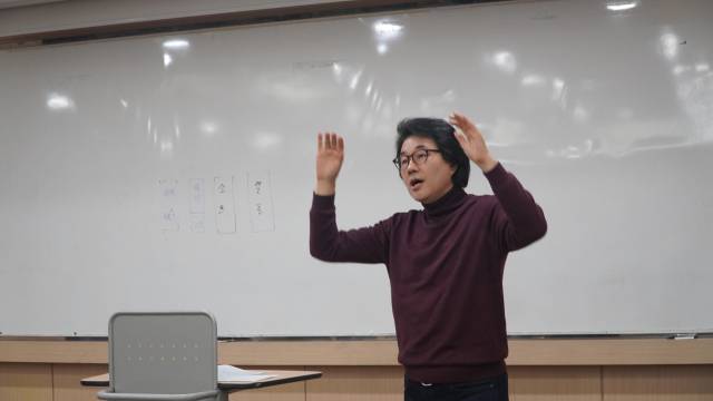 청춘합창단의 김상경 지휘자. 정예지 기자