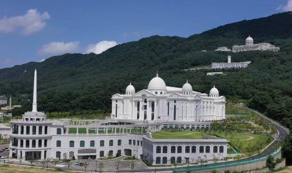 경기 가평군에 위치한 세계평화통일가정연합의 천원궁 박물관 전경. 세계평화통일가정연합